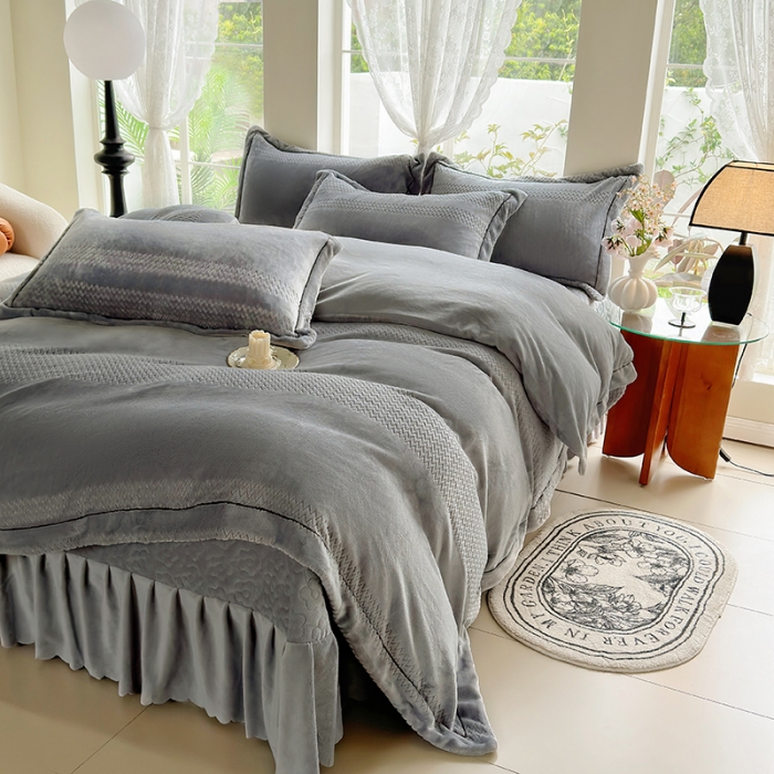 91家纺网 家纺一手货源 找家纺 舒梦琪 2024新款提花牛奶绒夹棉床盖四件套 灰色