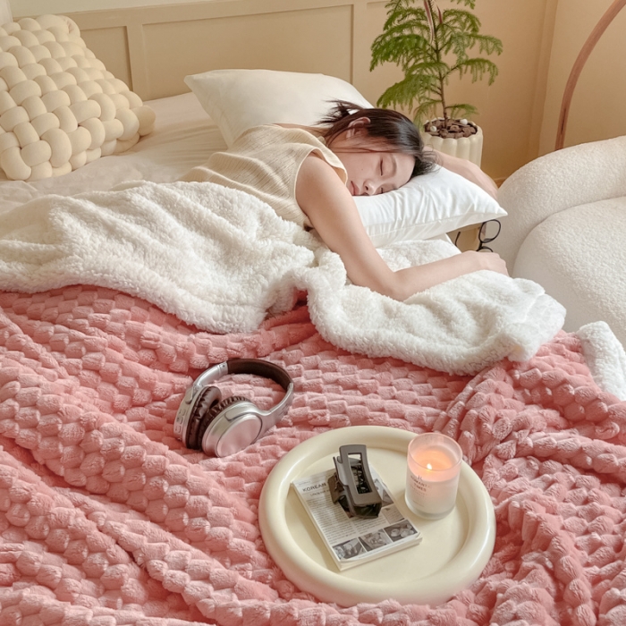 91家纺网 家纺一手货源 找家纺 欧邦 新款A类金龟绒提花豆豆绒毯子羊羔绒双层毛毯 丁香粉