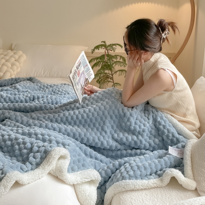 91家纺网 家纺一手货源 找家纺 欧邦 新款A类金龟绒提花豆豆绒毯子羊羔绒双层毛毯 海洋蓝