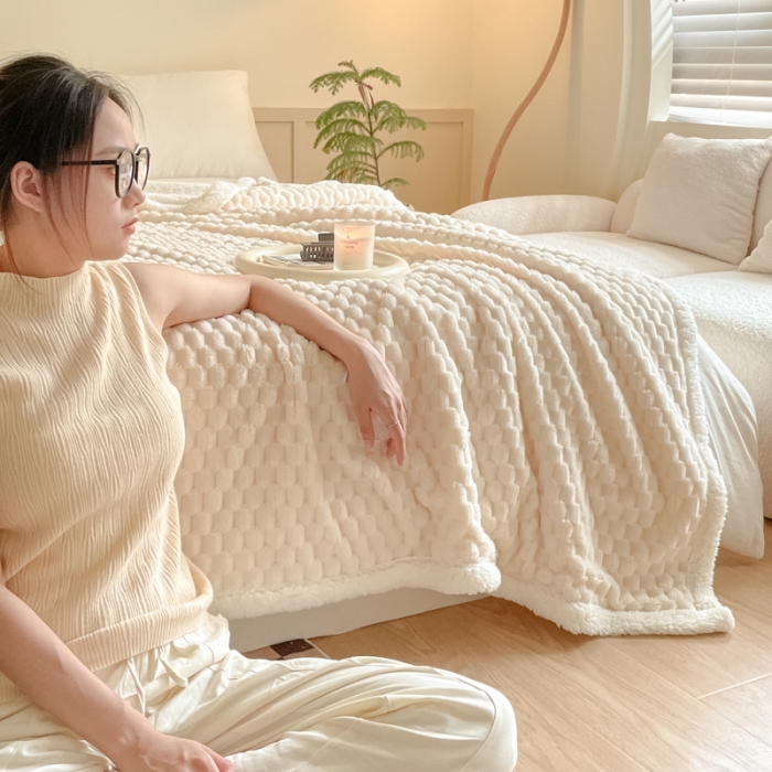 91家纺网 家纺一手货源 找家纺 欧邦 新款A类金龟绒提花豆豆绒毯子羊羔绒双层毛毯 星光白