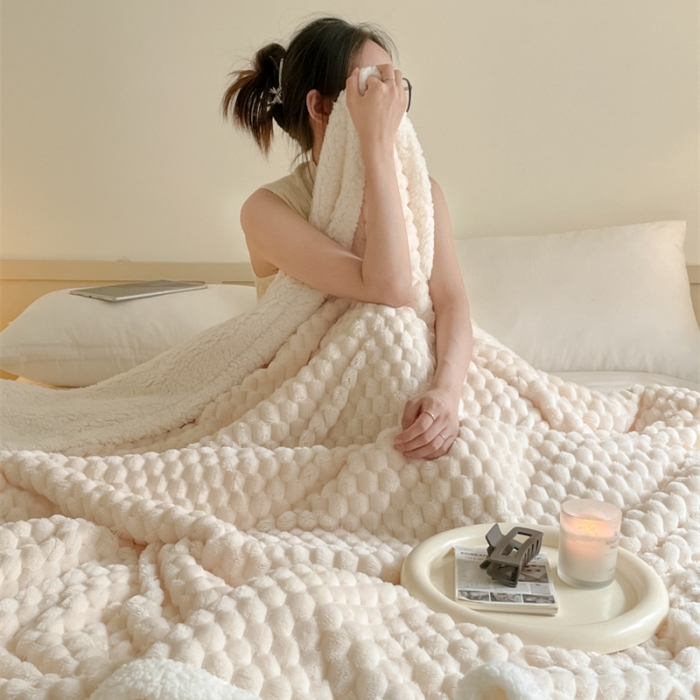 91家纺网 家纺一手货源 找家纺 欧邦 新款A类金龟绒提花豆豆绒毯子羊羔绒双层毛毯 星光白