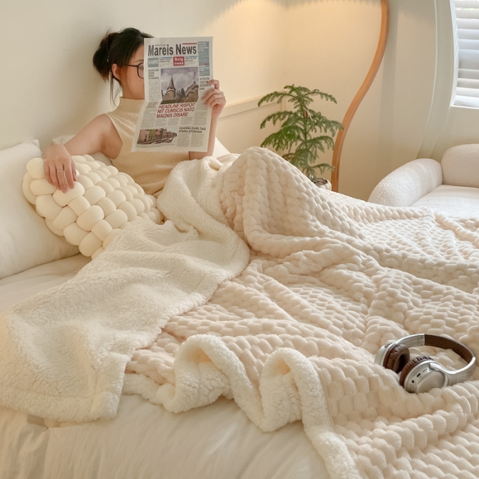 91家纺网 家纺一手货源 找家纺 欧邦 新款A类金龟绒提花豆豆绒毯子羊羔绒双层毛毯 星光白