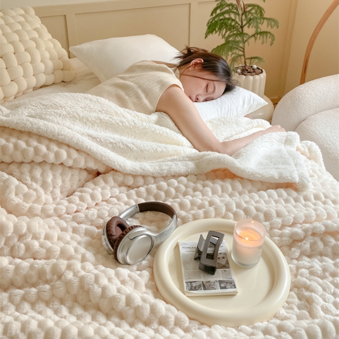 91家纺网 家纺一手货源 找家纺 欧邦 新款A类金龟绒提花豆豆绒毯子羊羔绒双层毛毯 星光白