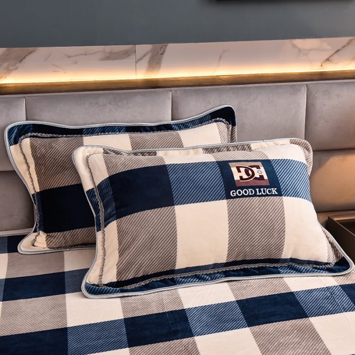 91家纺网 家纺一手货源 找家纺 盈超2023新款A类高克重印花牛奶绒金貂绒床裙款保暖绒四件套 蓝大格