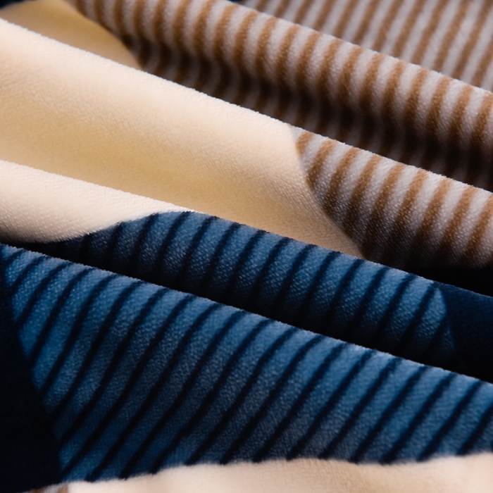 91家纺网 家纺一手货源 找家纺 盈超2023新款A类高克重印花牛奶绒金貂绒床裙款保暖绒四件套 蓝大格