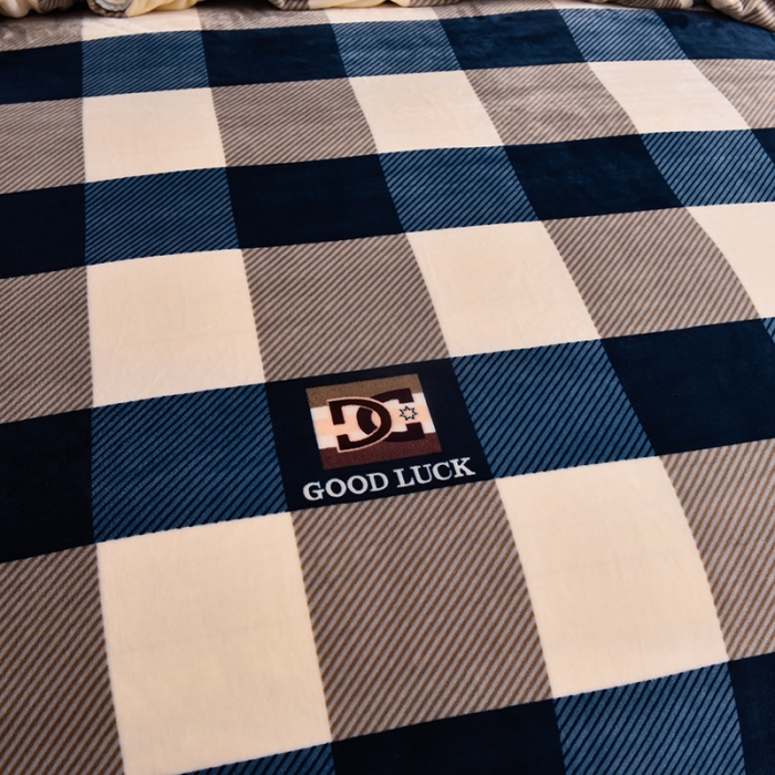 91家纺网 家纺一手货源 找家纺 盈超2023新款A类高克重印花牛奶绒金貂绒床裙款保暖绒四件套 蓝大格