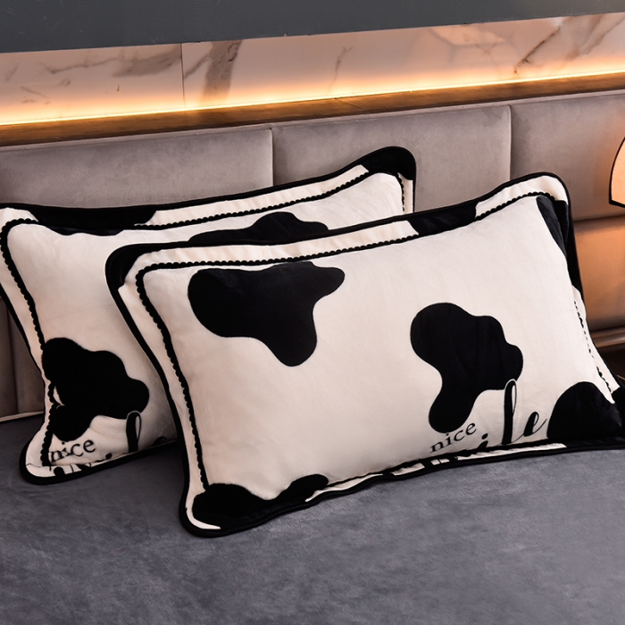 91家纺网 家纺一手货源 找家纺 盈超2023新款A类高克重印花牛奶绒金貂绒床裙款保暖绒四件套 时尚奶牛