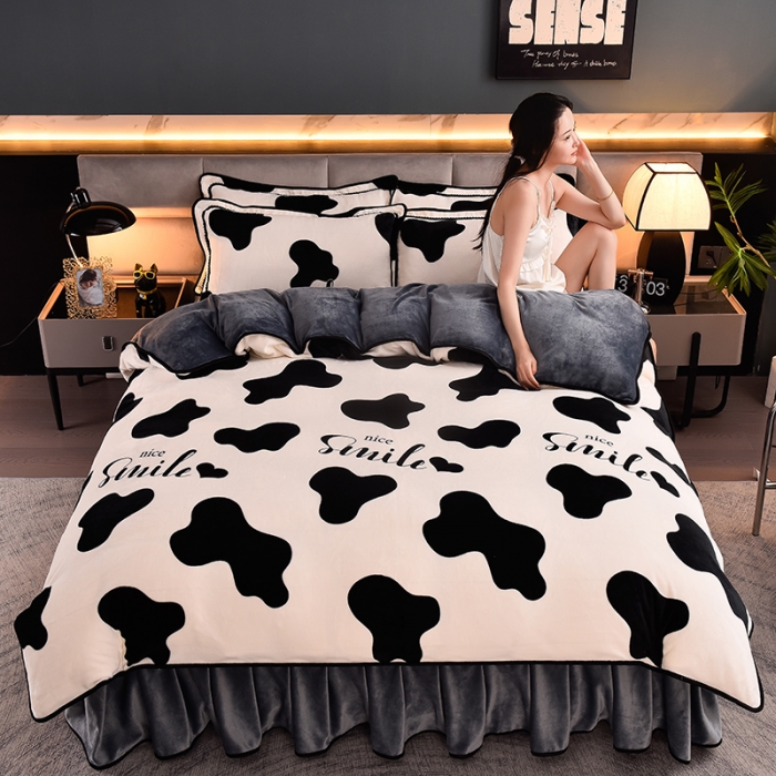 91家纺网 家纺一手货源 找家纺 盈超2023新款A类高克重印花牛奶绒金貂绒床裙款保暖绒四件套 时尚奶牛