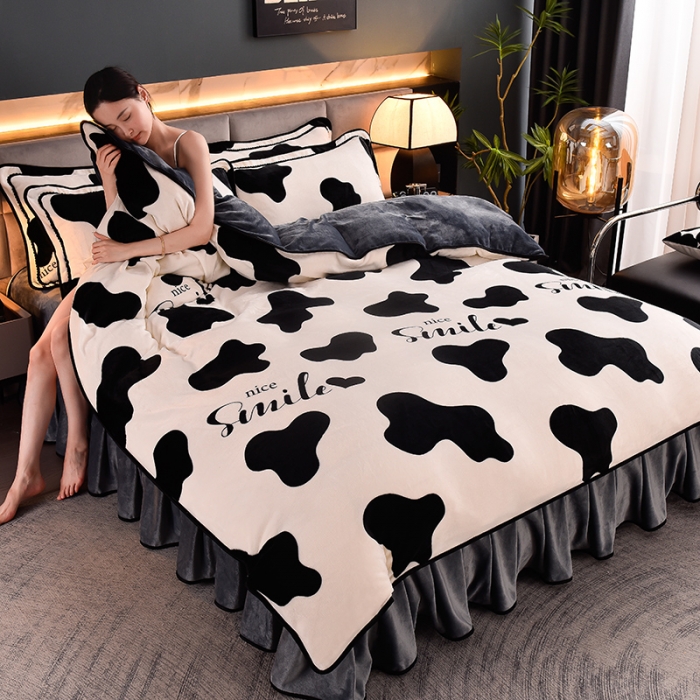 91家纺网 家纺一手货源 找家纺 盈超2023新款A类高克重印花牛奶绒金貂绒床裙款保暖绒四件套 时尚奶牛