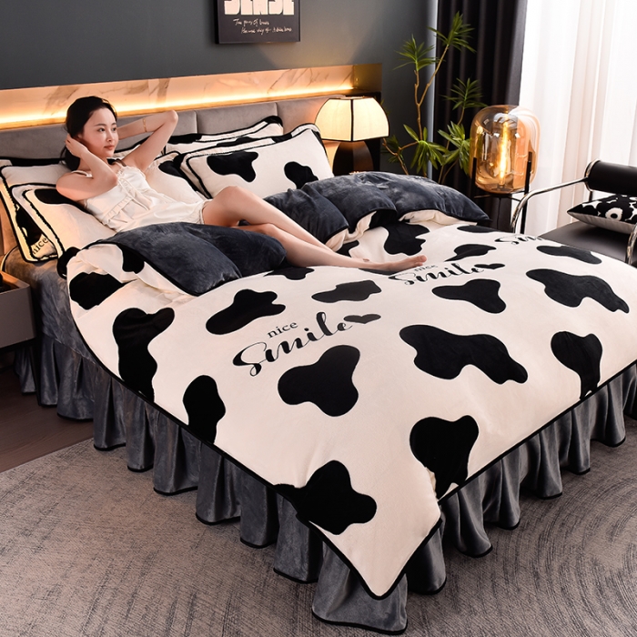 91家纺网 家纺一手货源 找家纺 盈超2023新款A类高克重印花牛奶绒金貂绒床裙款保暖绒四件套 时尚奶牛