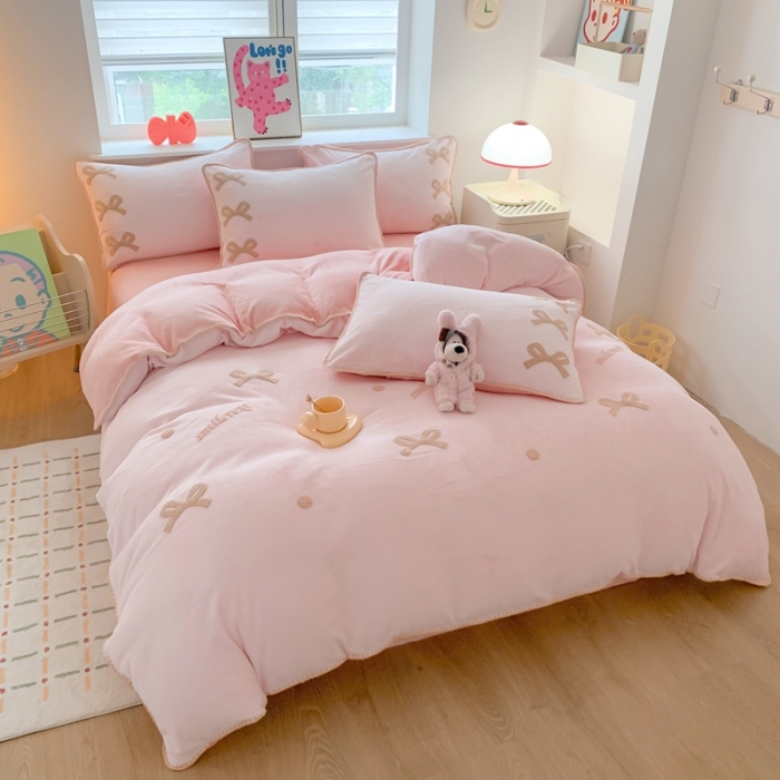 91家纺网 家纺一手货源 找家纺 蜜柚 2024新款牛奶绒贝壳边毛巾绣四件套 小幸运