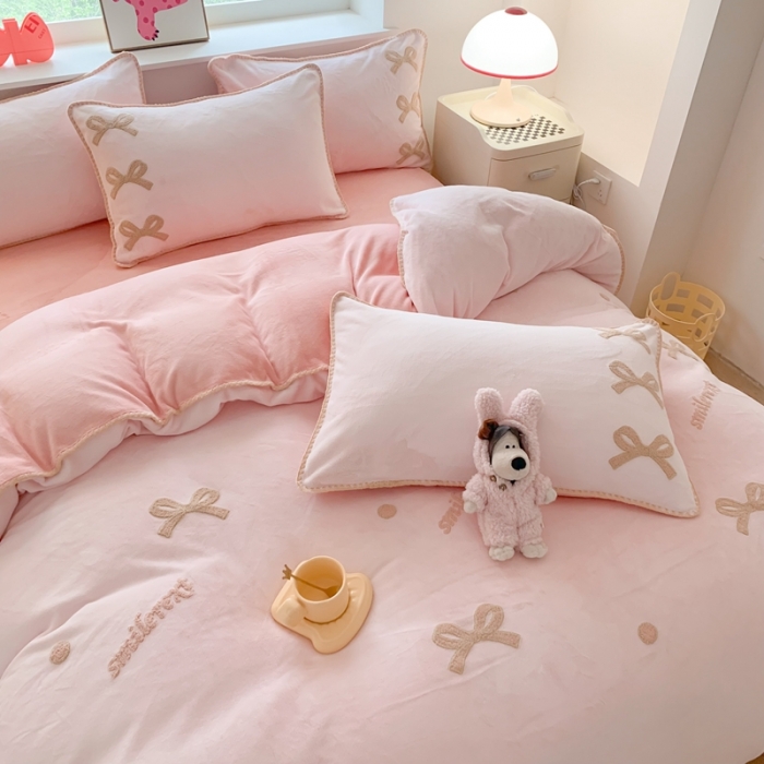 91家纺网 家纺一手货源 找家纺 蜜柚 2024新款牛奶绒贝壳边毛巾绣四件套 小幸运