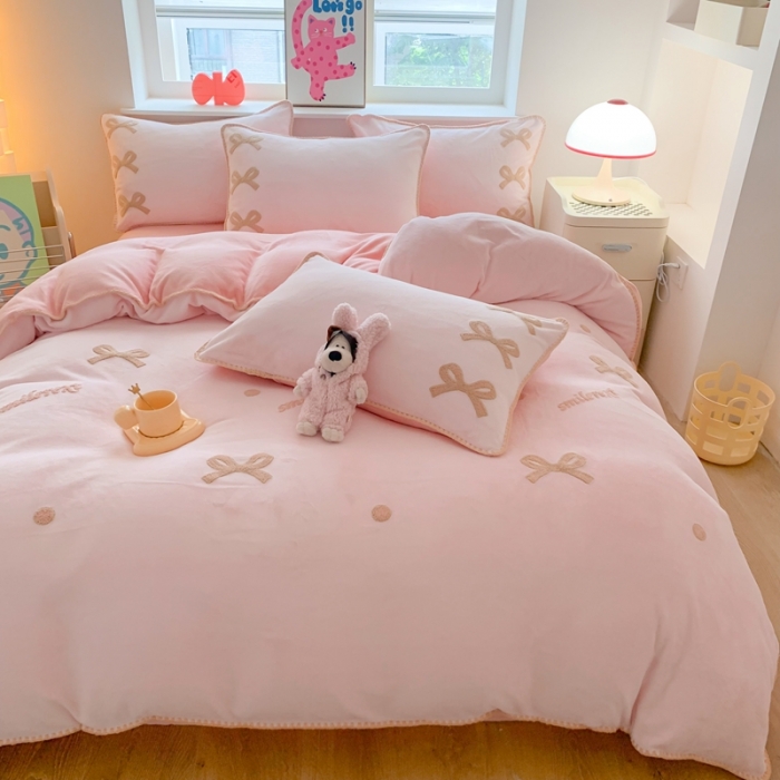 91家纺网 家纺一手货源 找家纺 蜜柚 2024新款牛奶绒贝壳边毛巾绣四件套 小幸运