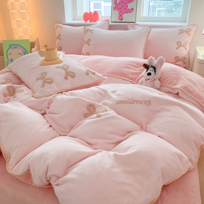 91家纺网 家纺一手货源 找家纺 蜜柚 2024新款牛奶绒贝壳边毛巾绣四件套 小幸运