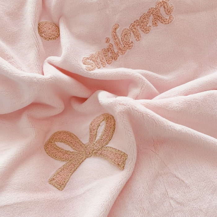 91家纺网 家纺一手货源 找家纺 蜜柚 2024新款牛奶绒贝壳边毛巾绣四件套 小幸运