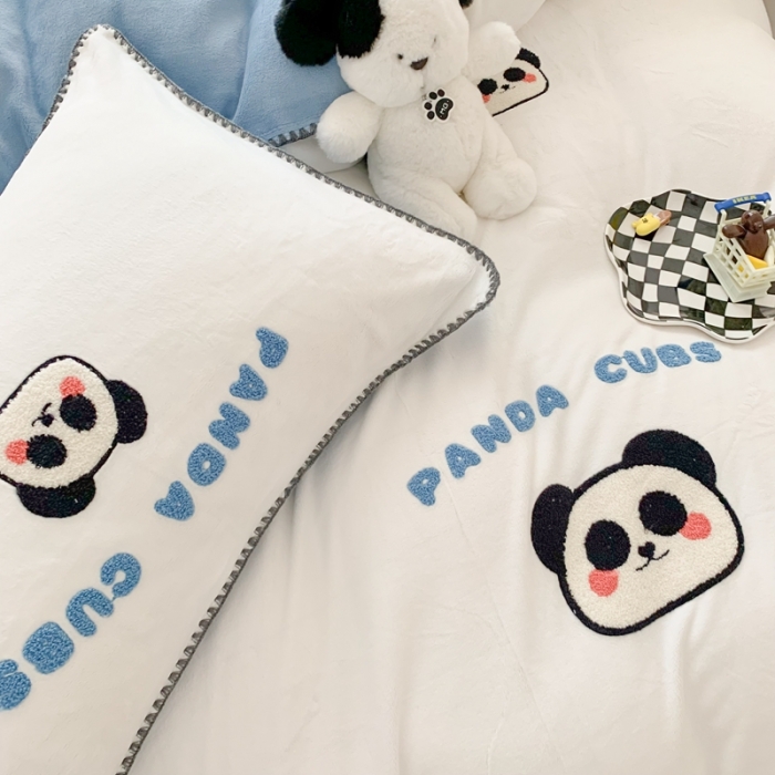 91家纺网 家纺一手货源 找家纺 蜜柚 2024新款牛奶绒贝壳边毛巾绣四件套 淘气熊猫