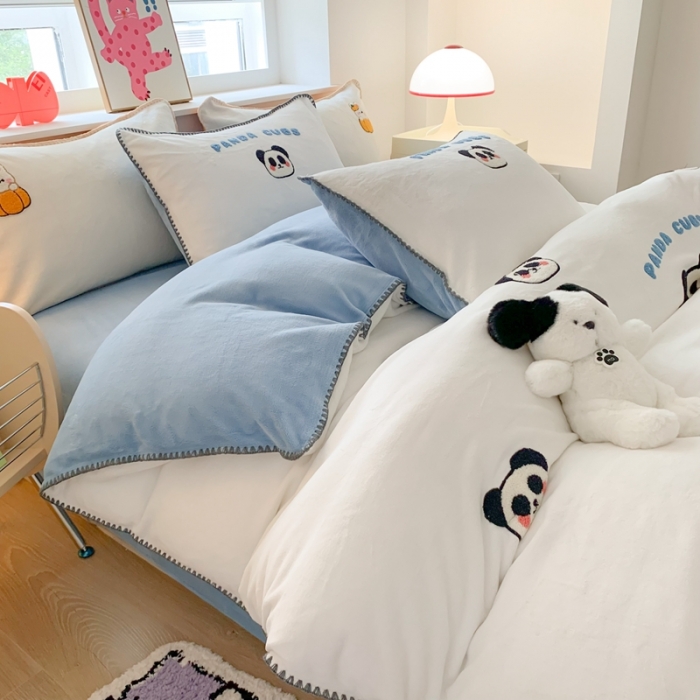 91家纺网 家纺一手货源 找家纺 蜜柚 2024新款牛奶绒贝壳边毛巾绣四件套 淘气熊猫