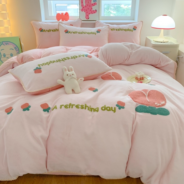 91家纺网 家纺一手货源 找家纺 蜜柚 2024新款牛奶绒贝壳边毛巾绣四件套 小确幸