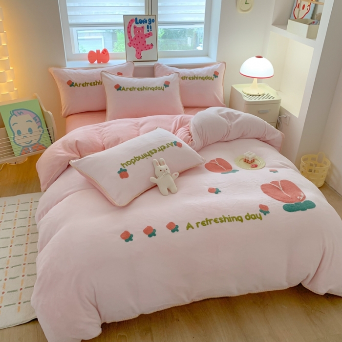 91家纺网 家纺一手货源 找家纺 蜜柚 2024新款牛奶绒贝壳边毛巾绣四件套 小确幸