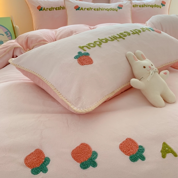 91家纺网 家纺一手货源 找家纺 蜜柚 2024新款牛奶绒贝壳边毛巾绣四件套 小确幸