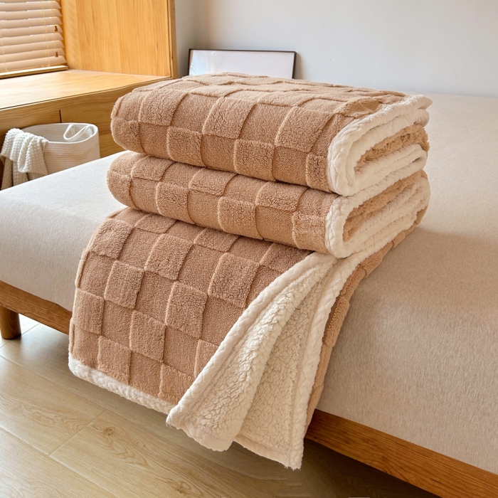 91家纺网 家纺一手货源 找家纺 梦舒羽 2025直播新款高克重塔芙绒羊羔绒多功能盖毯毛毯 棋盘格咖