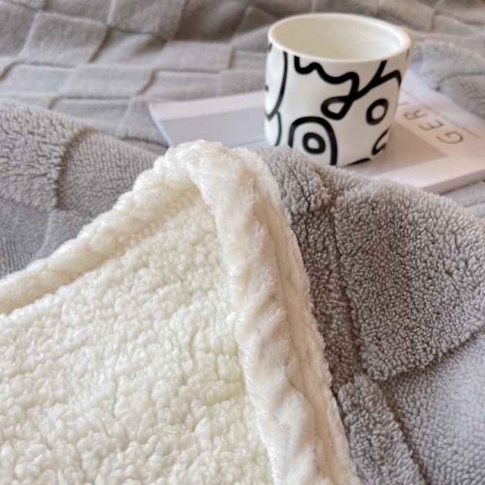 91家纺网 家纺一手货源 找家纺 梦舒羽 2025直播新款高克重塔芙绒羊羔绒多功能盖毯毛毯 棋盘格灰