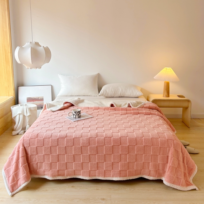 91家纺网 家纺一手货源 找家纺 梦舒羽 2025直播新款高克重塔芙绒羊羔绒多功能盖毯毛毯 棋盘格粉