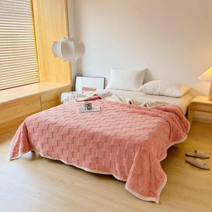 91家纺网 家纺一手货源 找家纺 梦舒羽 2025直播新款高克重塔芙绒羊羔绒多功能盖毯毛毯 棋盘格粉