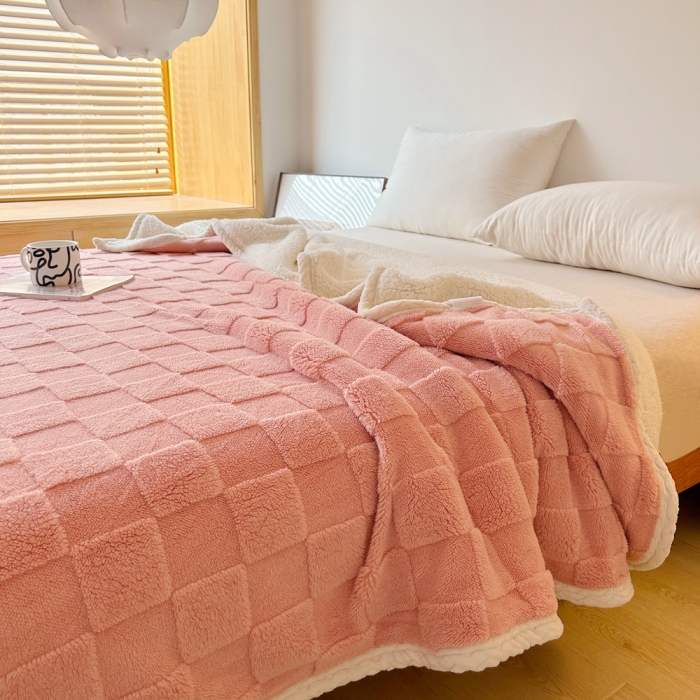 91家纺网 家纺一手货源 找家纺 梦舒羽 2025直播新款高克重塔芙绒羊羔绒多功能盖毯毛毯 棋盘格粉