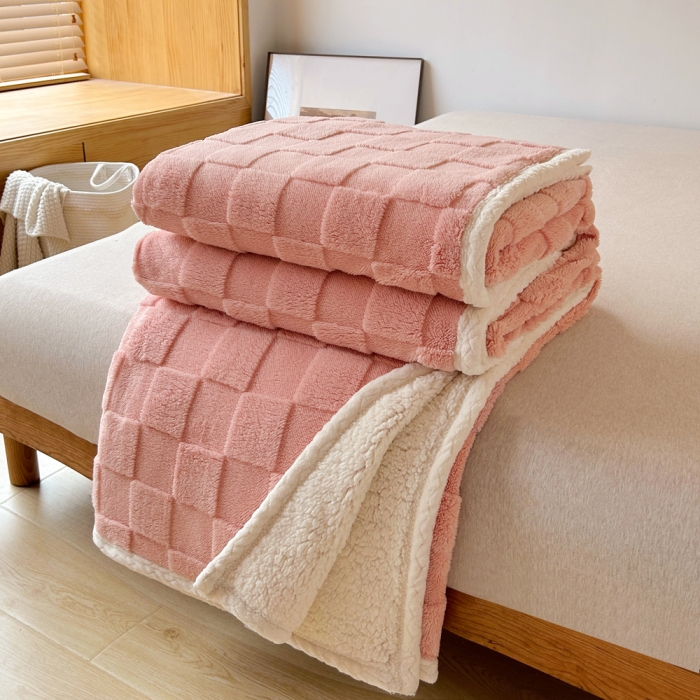 91家纺网 家纺一手货源 找家纺 梦舒羽 2025直播新款高克重塔芙绒羊羔绒多功能盖毯毛毯 棋盘格粉