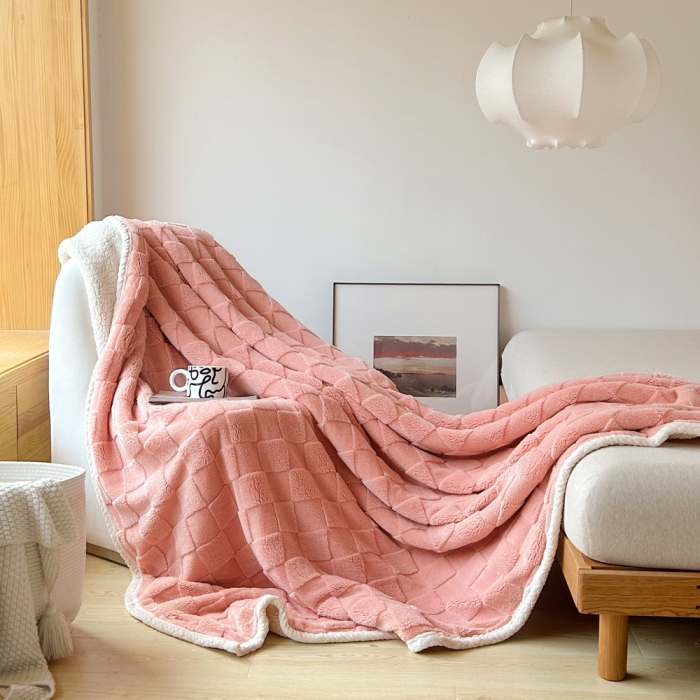 91家纺网 家纺一手货源 找家纺 梦舒羽 2025直播新款高克重塔芙绒羊羔绒多功能盖毯毛毯 棋盘格粉