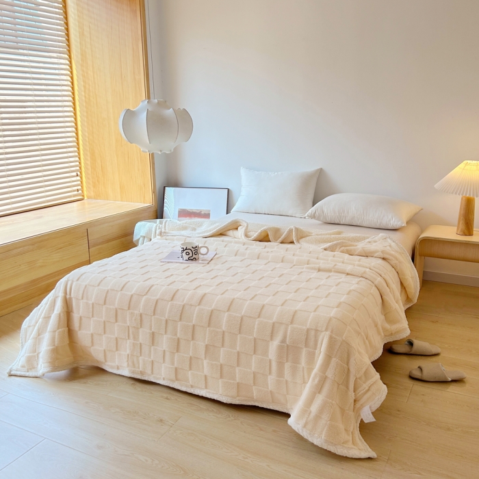 91家纺网 家纺一手货源 找家纺 梦舒羽 2025直播新款高克重塔芙绒羊羔绒多功能盖毯毛毯 棋盘格白