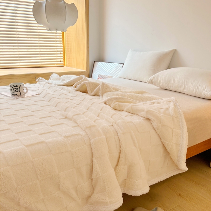 91家纺网 家纺一手货源 找家纺 梦舒羽 2025直播新款高克重塔芙绒羊羔绒多功能盖毯毛毯 棋盘格白