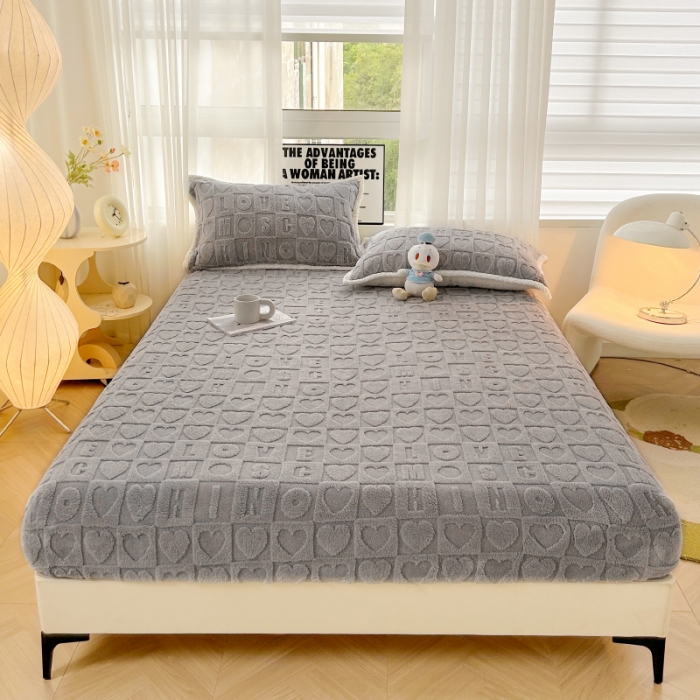 91家纺网 家纺一手货源 找家纺 梦舒羽 2025直播爆款牛奶绒塔芙绒纯色雕花床笠三件套 浪漫字母 灰