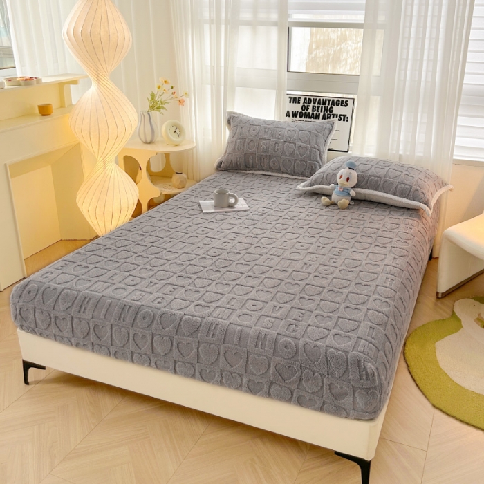 91家纺网 家纺一手货源 找家纺 梦舒羽 2025直播爆款牛奶绒塔芙绒纯色雕花床笠三件套 浪漫字母 灰