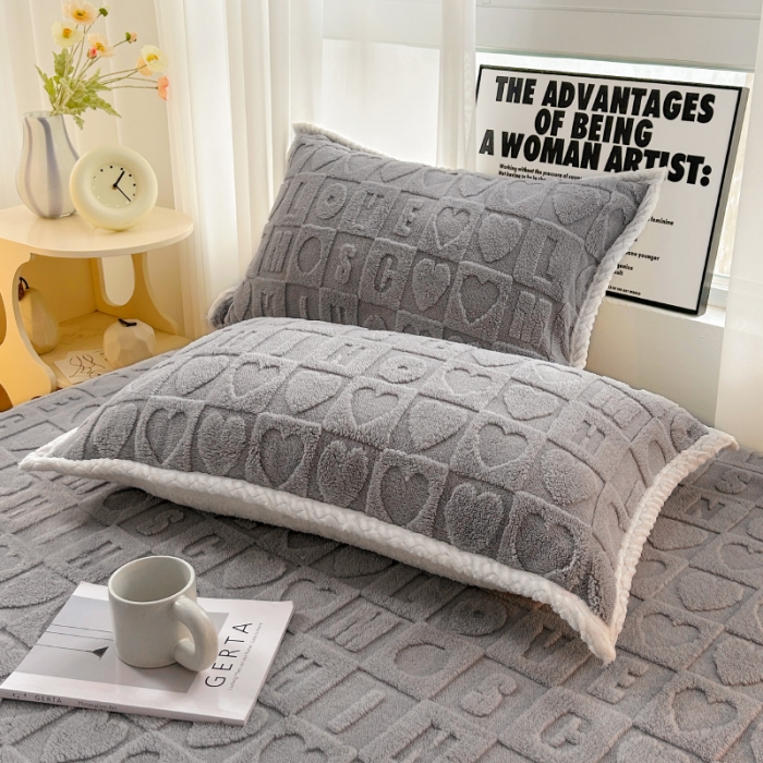 91家纺网 家纺一手货源 找家纺 梦舒羽 2025直播爆款牛奶绒塔芙绒纯色雕花床笠三件套 浪漫字母 灰