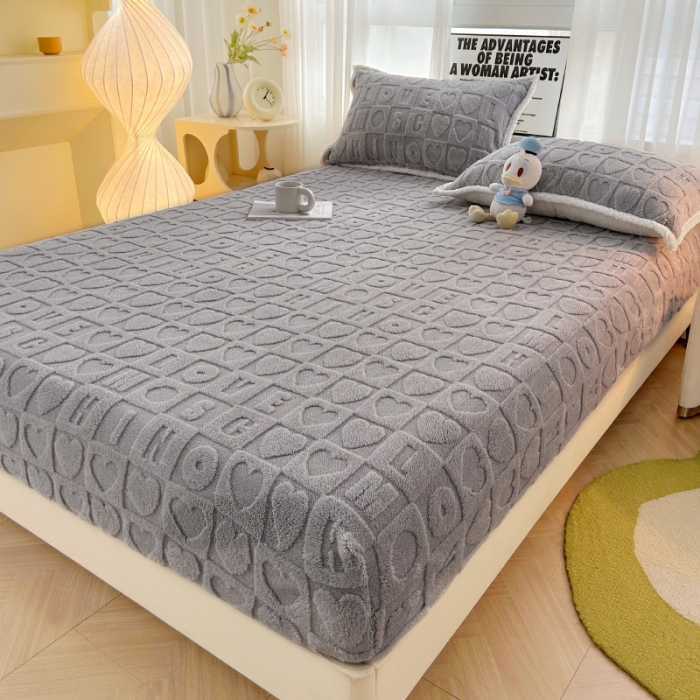 91家纺网 家纺一手货源 找家纺 梦舒羽 2025直播爆款牛奶绒塔芙绒纯色雕花床笠三件套 浪漫字母 灰