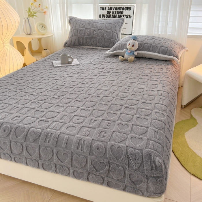 91家纺网 家纺一手货源 找家纺 梦舒羽 2025直播爆款牛奶绒塔芙绒纯色雕花床笠三件套 浪漫字母 灰