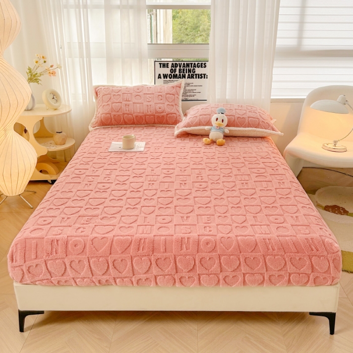 91家纺网 家纺一手货源 找家纺 梦舒羽 2025直播爆款牛奶绒塔芙绒纯色雕花床笠三件套 浪漫字母 粉