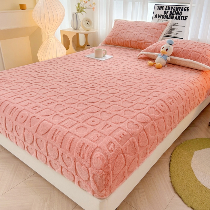 91家纺网 家纺一手货源 找家纺 梦舒羽 2025直播爆款牛奶绒塔芙绒纯色雕花床笠三件套 浪漫字母 粉