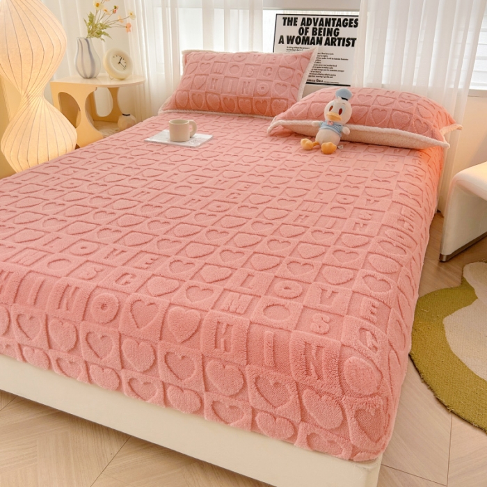 91家纺网 家纺一手货源 找家纺 梦舒羽 2025直播爆款牛奶绒塔芙绒纯色雕花床笠三件套 浪漫字母 粉