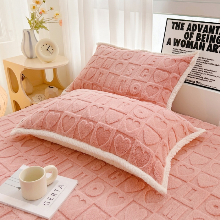 91家纺网 家纺一手货源 找家纺 梦舒羽 2025直播爆款牛奶绒塔芙绒纯色雕花床笠三件套 浪漫字母 粉