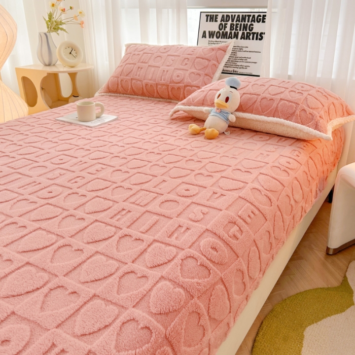 91家纺网 家纺一手货源 找家纺 梦舒羽 2025直播爆款牛奶绒塔芙绒纯色雕花床笠三件套 浪漫字母 粉