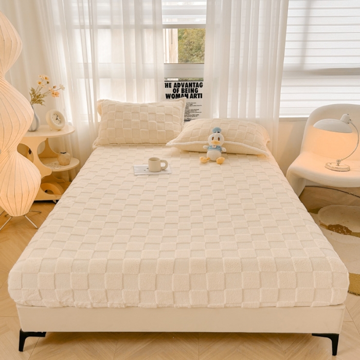 91家纺网 家纺一手货源 找家纺 梦舒羽 2025直播爆款牛奶绒塔芙绒纯色雕花床笠三件套 拼图 白