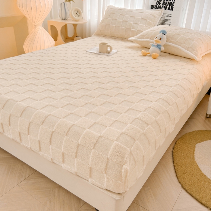 91家纺网 家纺一手货源 找家纺 梦舒羽 2025直播爆款牛奶绒塔芙绒纯色雕花床笠三件套 拼图 白