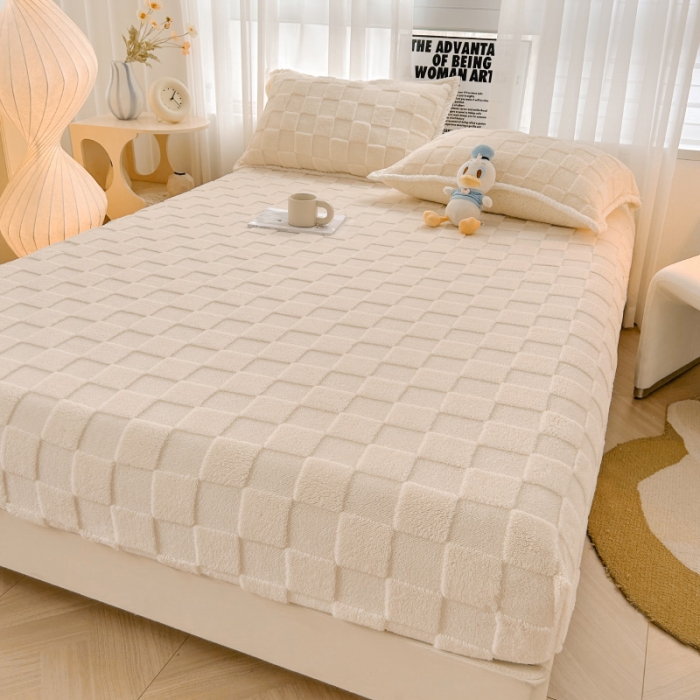 91家纺网 家纺一手货源 找家纺 梦舒羽 2025直播爆款牛奶绒塔芙绒纯色雕花床笠三件套 拼图 白