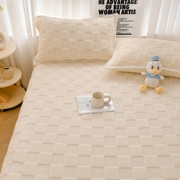 91家纺网 家纺一手货源 找家纺 梦舒羽 2025直播爆款牛奶绒塔芙绒纯色雕花床笠三件套 拼图 白