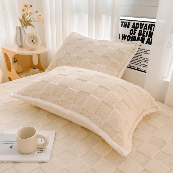 91家纺网 家纺一手货源 找家纺 梦舒羽 2025直播爆款牛奶绒塔芙绒纯色雕花床笠三件套 拼图 白