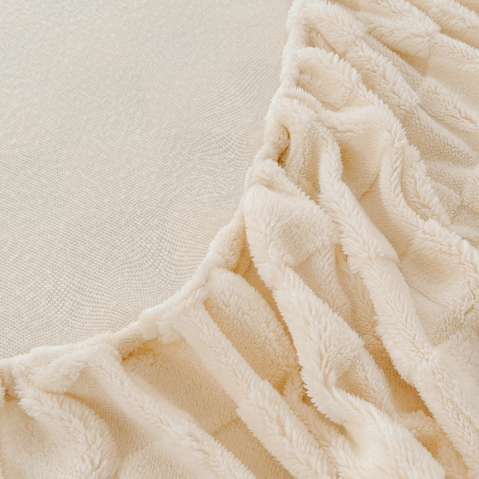 91家纺网 家纺一手货源 找家纺 梦舒羽 2025直播爆款牛奶绒塔芙绒纯色雕花床笠三件套 拼图 白