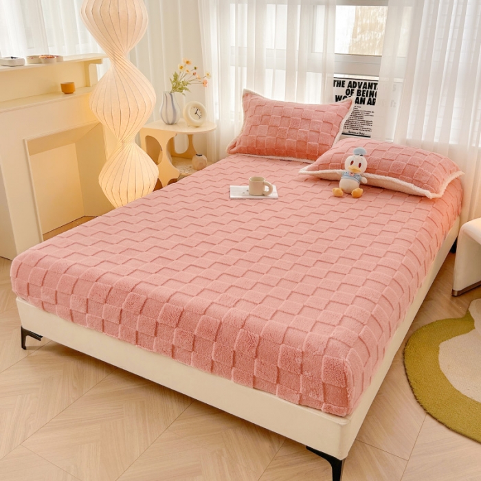 91家纺网 家纺一手货源 找家纺 梦舒羽 2025直播爆款牛奶绒塔芙绒纯色雕花床笠三件套 拼图 粉